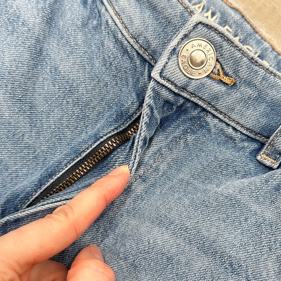 American Eagle Highest Rise 90s Boyfriend Carpenter Jeans in Medium Wash Denim - Picture 5 of 16